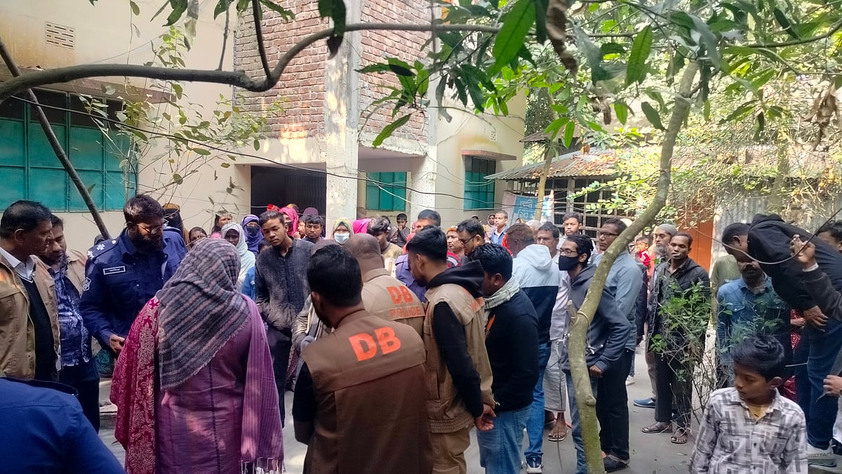 মানিকগঞ্জের ঘিওরে একটি বাড়ি থেকে এক গৃহবধূর গলাকাটা লাশ উদ্ধার করেছে পুলিশ। ঘটনার পর বাড়িটিতে ভিড় করেন স্থানীয় লোকজন। বুধবার দুপুরে উপজেলার রাথুরা গ্রামে