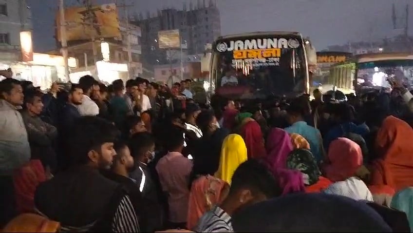 বকেয়া বেতনের দাবিতে শ্রমিকেরা ঢাকা-ময়মনসিংহ মহাসড়ক অবরোধ করে বিক্ষোভ করেন। আজ বুধবার সন্ধ্যায় ময়মনসিংহের ভালুকার ছোট কাশরে