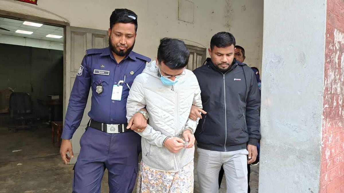 ধর্ষণ ও হত্যা মামলার রায় ঘোষণার পর মৃত্যুদণ্ডপ্রাপ্ত আসামি মেহরাজ হোসেনকে কারাগারে নেওয়া হয়। আজ বুধবার কুমিল্লা আদালতে