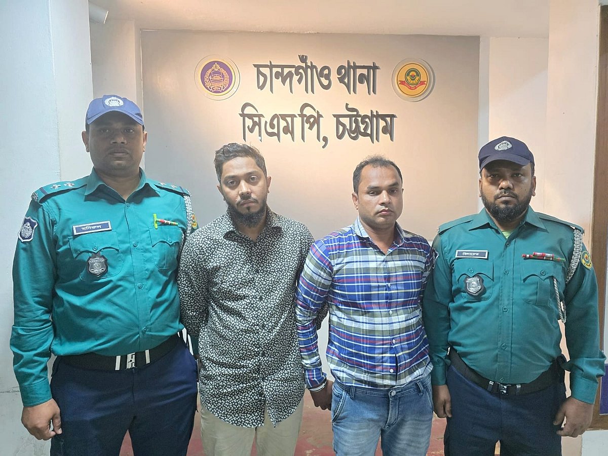 পুলিশের ওপর হামলার অভিযোগে গ্রেপ্তার দুই যুবক। বি: চান্দগাঁও থানা পুলিশের সৌজন্যে।