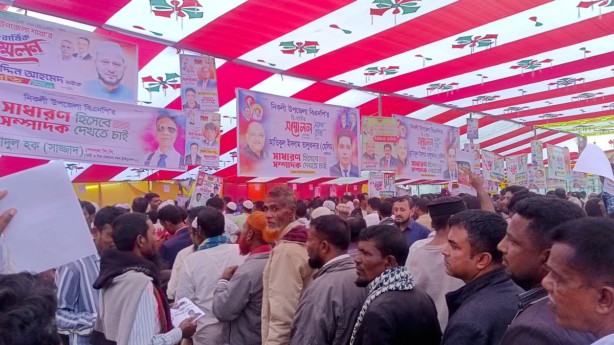 নিকলী উপজেলা বিএনপির দ্বিবার্ষিক সম্মেলনে দলটির তৃণমূলের নেতা-কর্মীরা সারিতে দাঁড়িয়ে ভোট দেন। মঙ্গলবার বিকেলে কিশোরগঞ্জের নিকলী কেন্দ্রীয় ঈদগাহ মাঠে