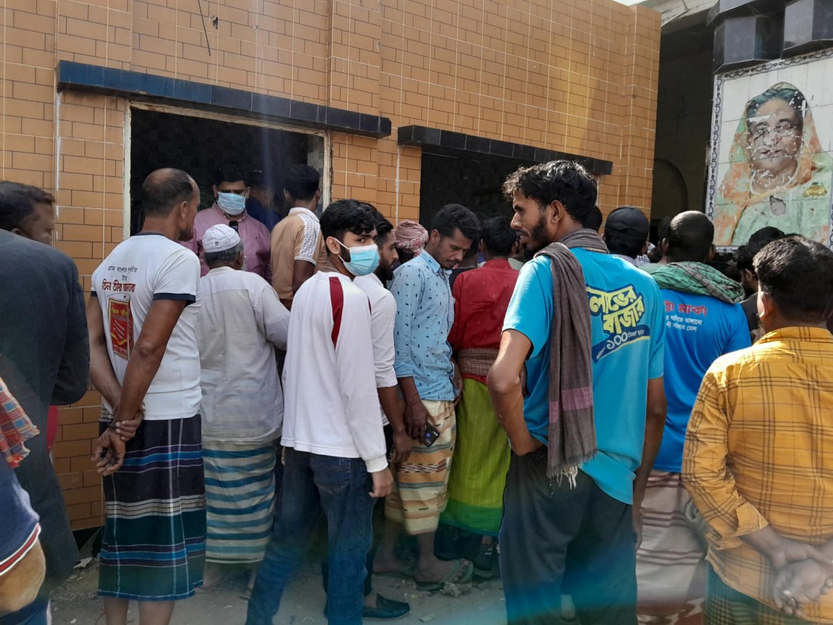 কিশোরগঞ্জের ভৈরব উপজেলা আওয়ামী লীগের কার্যালয় থেকে অজ্ঞাতনামা লাশ উদ্ধারের পর সেখানে ভিড় জমায় উৎসুক জনতা। আজ বুধবার দুপুরে