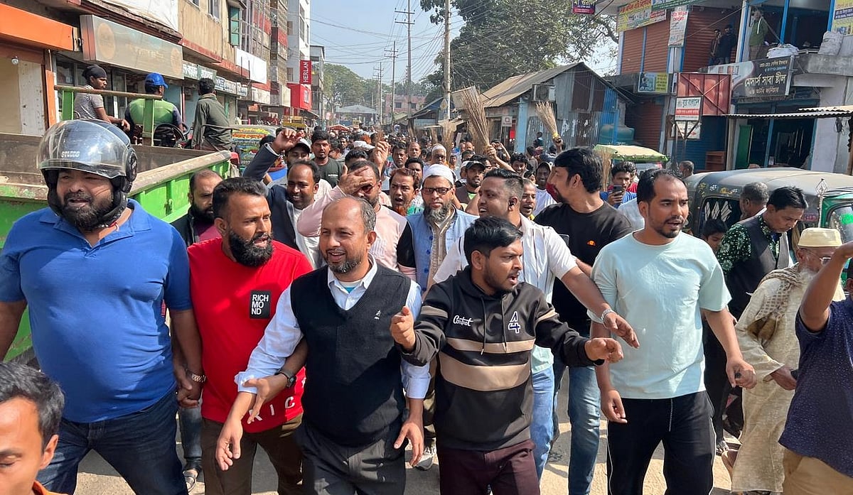 সরাইল উপজেলা বিএনপির বর্তমান কমিটির বিরুদ্ধে পদবঞ্ছিত ও কাঙ্ক্ষিত পদ না পাওয়া নেতা–কর্মীদের বিক্ষোভ মিছিল। বুধবার দুপুরে উপজেলা সদরে