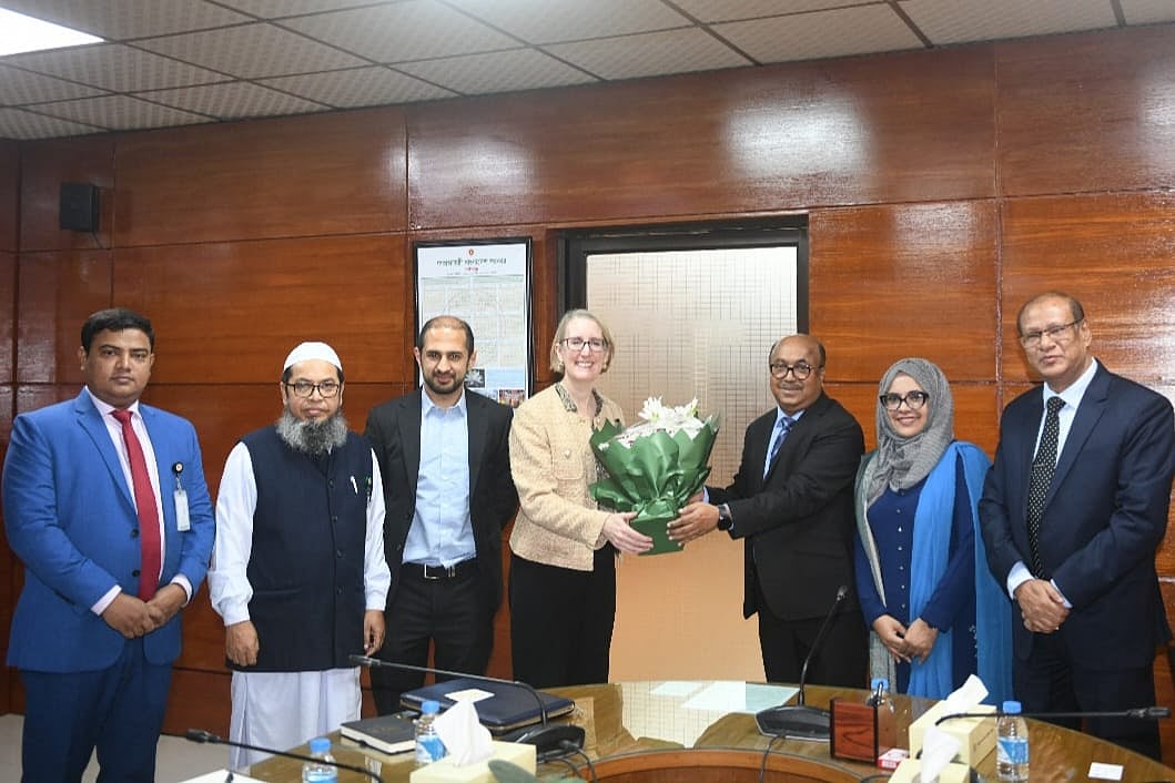 পিএসসি চেয়ারম্যান অধ্যাপক মোবাশ্বের মোনেম-এর সঙ্গে সৌজন্য সাক্ষাৎ করেন বাংলাদেশে নিযুক্ত ব্রিটিশ হাইকমিশনার সারাহ কুক