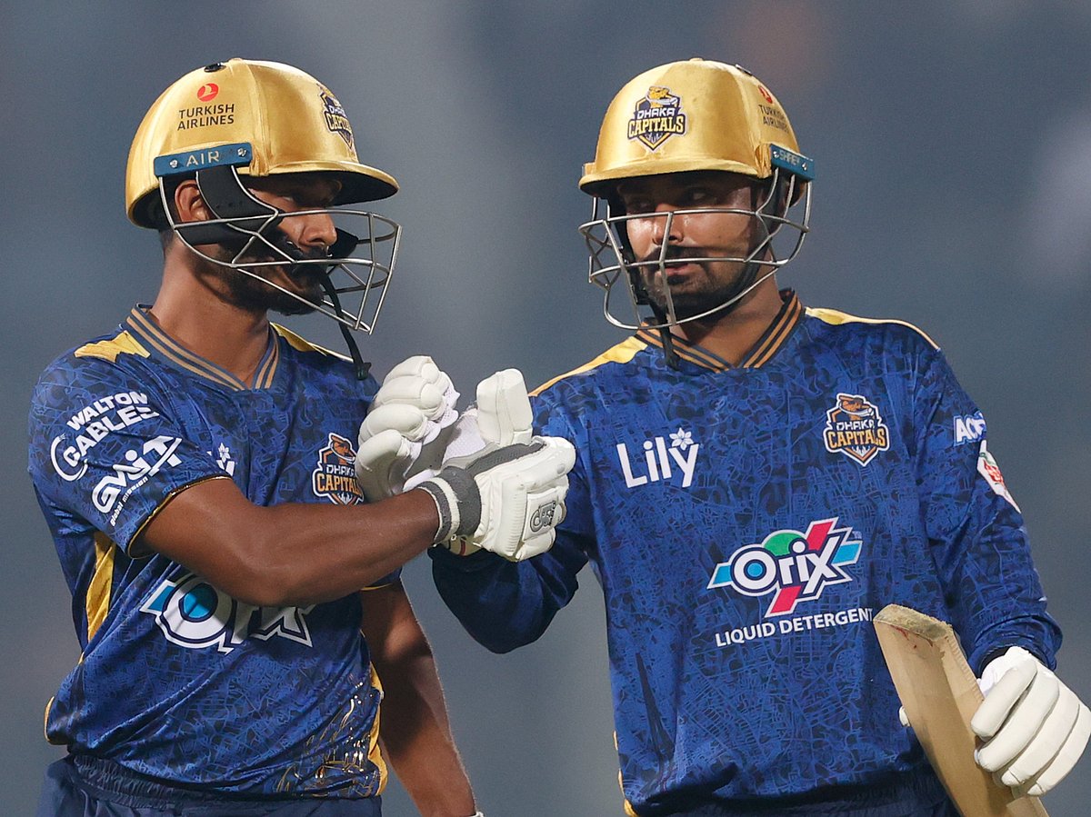 ঢাকা ক্যাপিটালসের সর্বশেষ ম্যাচে লিটন দাসের (ডানে) সঙ্গে ২৪১ রানের জুটি গড়েছেন তানজিদ হাসান