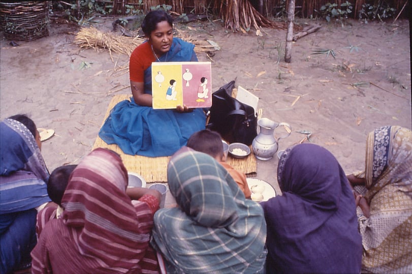 খাওয়ার স্যালাইন তৈরির সহজ নিয়মটি ঘরে ঘরে পৌঁছানোর কাজটি কিন্তু শুরুতে মোটেও সহজ ছিল না।