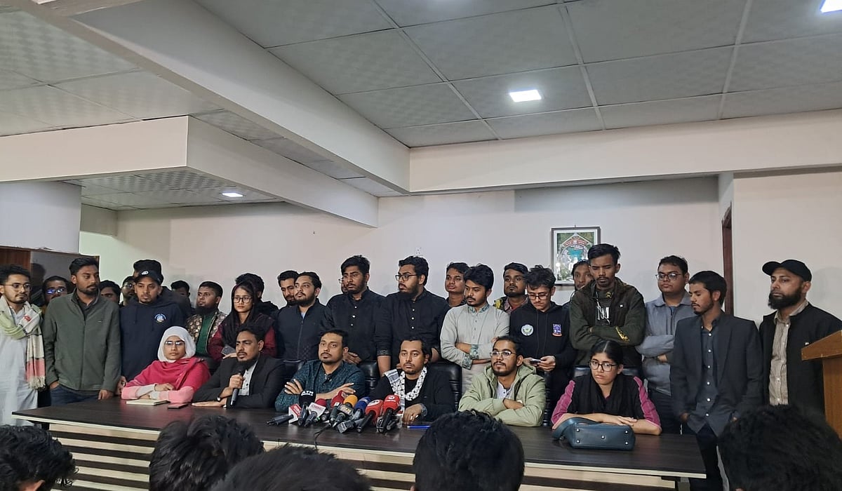 রাজধানীর বাংলামোটরে বৈষম্যবিরোধী ছাত্র আন্দোলনের কেন্দ্রীয় কার্যালয়ে সংবাদ সম্মেলন করে বৈষম্যবিরোধী ছাত্র আন্দোলন ও জাতীয় নাগরিক কমিটি। ঢাকা, ১৫ জানুয়ারি