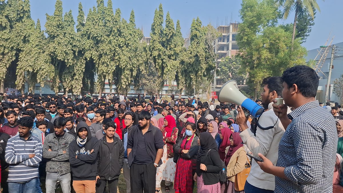 ৯ দফা দাবিতে রাজশাহী প্রকৌশল ও প্রযুক্তি বিশ্ববিদ্যালয়ের শিক্ষার্থীদের সমাবেশ। আজ সকাল ১০টার দিকে ক্যাম্পাসের শহীদ মিনারে