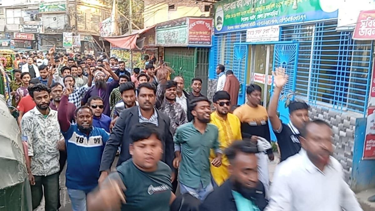 সরাইল উপজেলা বিএনপির নতুন কমিটির পক্ষে মিছিল করেন একদল নেতা–কর্মী। বৃহস্পতিবার বিকেলে উপজেলা সদরে