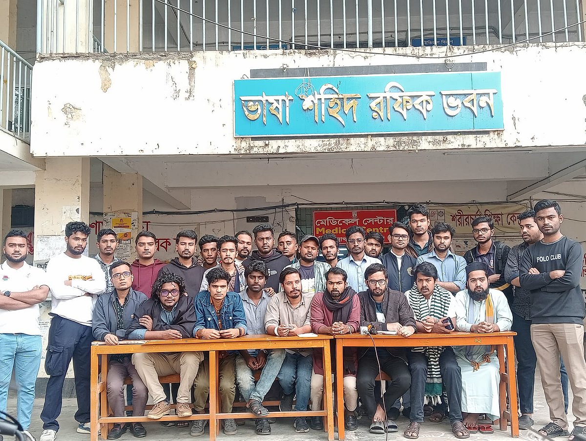 বৃহস্পতিবার বেলা দেড়টায় বিশ্ববিদ্যালয়ের ভাষাশহীদ রফিক ভবনের সামনে সংবাদ সম্মেলন করেন সাধারণ শিক্ষার্থীরা