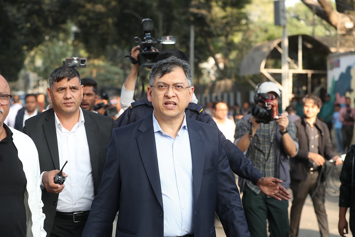 বিকেল ৪টা ৫০ মিনিটে ফরেন সার্ভিস একাডেমিতে এসে পৌঁছান বিএনপির স্থায়ী কমিটির সদস্য সালাহ উদ্দিন আহমেদ