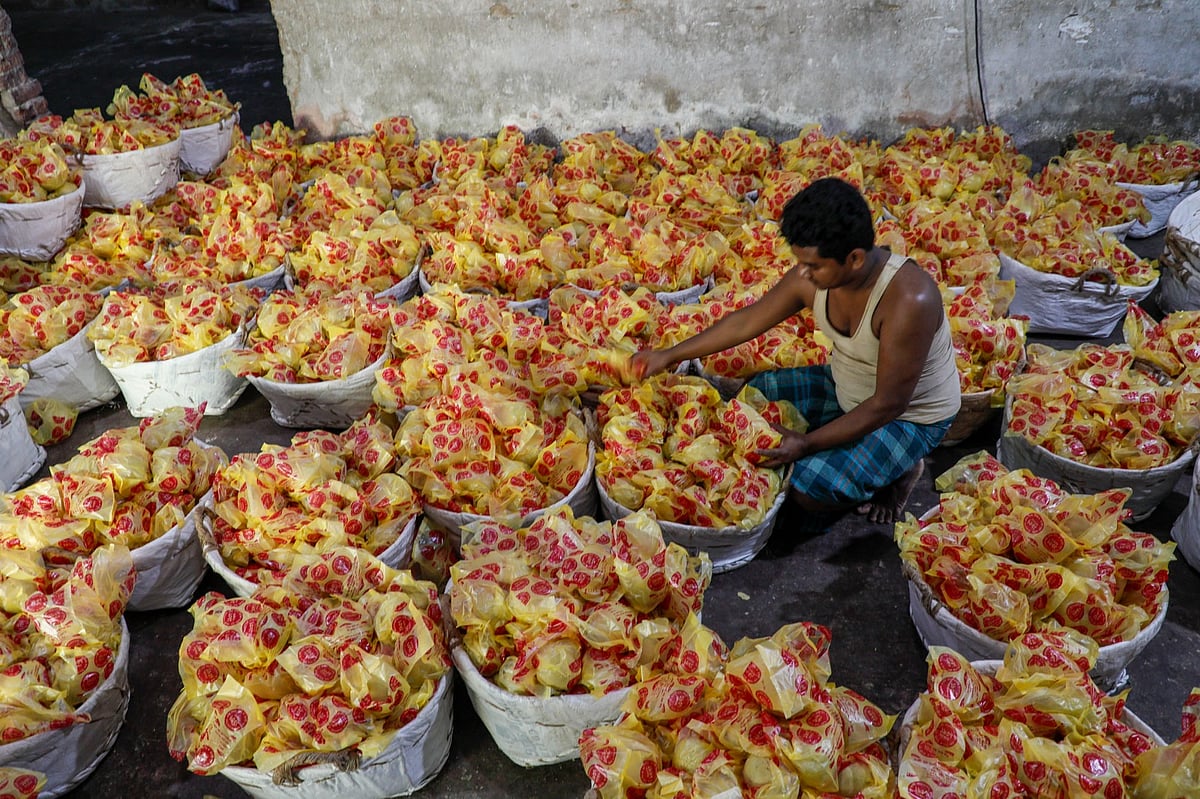 কারখানায় সাবান মোড়কজাত করছেন এক শ্রমিক। সম্প্রতি চট্টগ্রামের চাক্তাই এলাকায় ১৯৩৭ সাবান কারখানায়