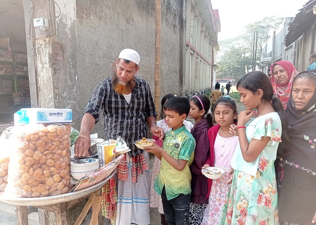 অনেক শিক্ষার্থী পারভেজ ব্যাপারীর ফুচকার ভক্ত। সম্প্রতি চাঁদপুরের মতলব দক্ষিণ উপজেলার মতলব মডেল সরকারি প্রাথমিক বিদ্যালয়ের ফটকের পাশে