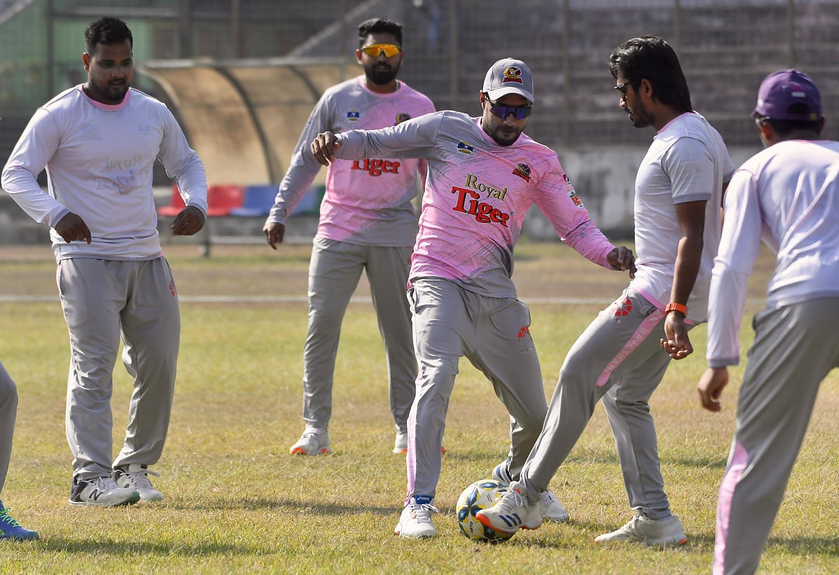 টাকা পাওয়ার আশ্বাস পেয়ে অবশেষে মাঠে ফিরেছেন দুর্বার রাজশাহীর খেলোয়াড়েরা। আজ চট্টগ্রামের এম এ আজিজ স্টেডিয়ামে অনুশীলন করে দুর্বার রাজশাহী