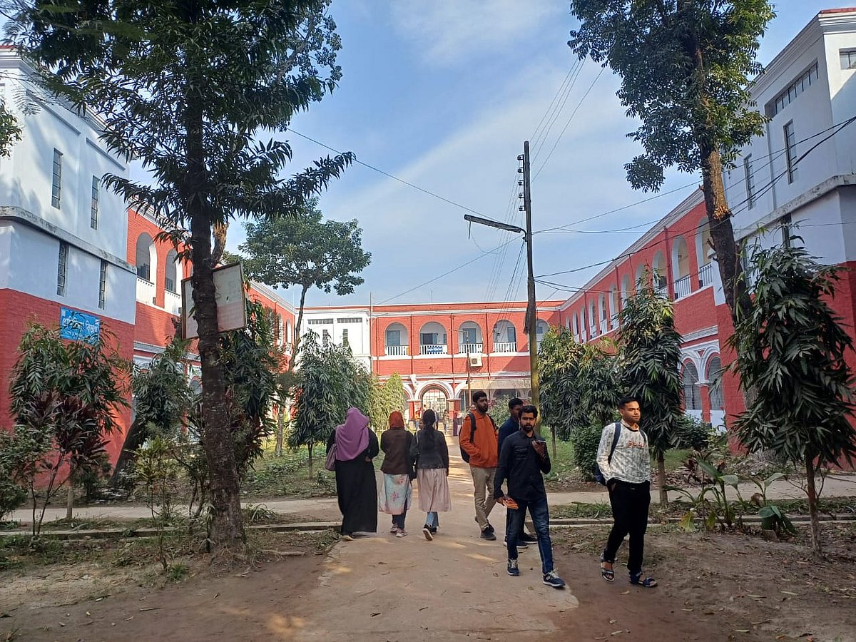 ময়মনসিংহে তিন দিন পর আনন্দ মোহন কলেজের শিক্ষাকার্যক্রম সচল হয়েছে। আজ সকালে ক্যাম্পাসে তুলনামূলক কম শিক্ষার্থীকে দেখা গেছে।