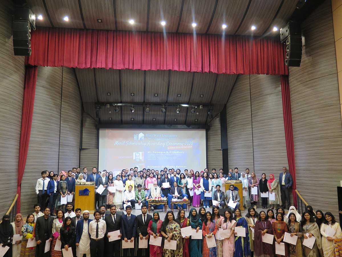 ইস্ট ওয়েস্ট ইউনিভার্সিটি ২১৯ শিক্ষার্থীকে একাডেমিক ফলের জন্য মেধাবৃত্তি দিয়েছে