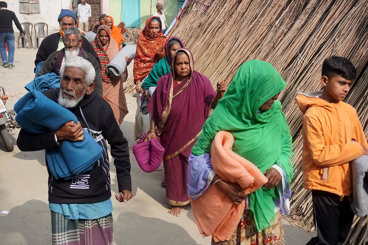 প্রথম আলো ট্রাস্টের উদ্যোগে আজ দৌলতপুর উপজেলার লক্ষ্মীপুর ও তালবাড়িয়া এবং মিরপুর উপজেলার কচুবাড়িয়া ও বিল আমলা গ্রামের ৮০ জন শীতার্তকে কম্বল দেওয়া হয়