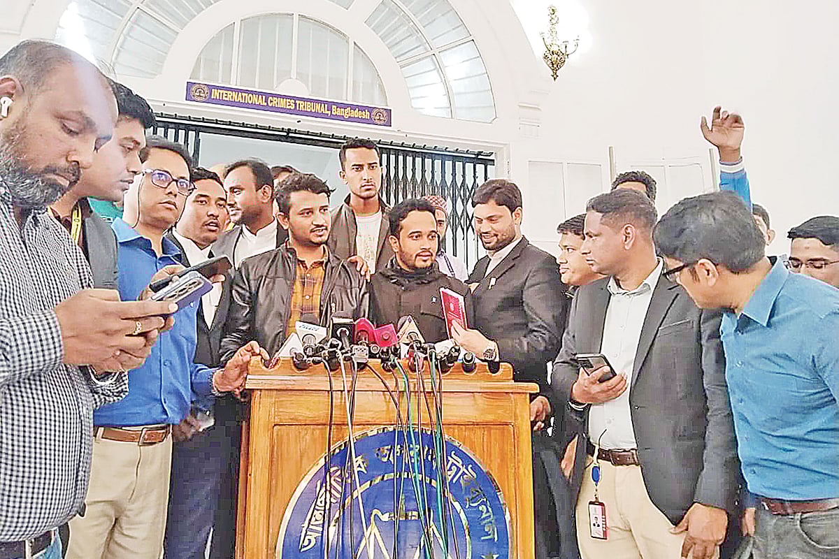 সাংবাদিকদের সঙ্গে কথা বলছেন শহীদ মুগ্ধর ভাই মীর মাহমুদুর রহমান (দীপ্ত) ও মীর মাহবুবুর রহমান (স্নিগ্ধ)। গতকাল আন্তর্জাতিক অপরাধ ট্রাইব্যুনাল প্রাঙ্গণে