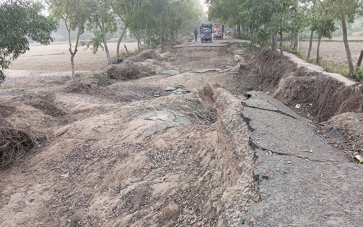 বন্যায় সড়ক ভেঙে পরিবহন যোগাযোগ বিচ্ছিন্ন হয়ে গেছে। বৃহস্পতিবার বিকেলে শেরপুরের নালিতাবাড়ী উপজেলার উত্তরবন্দ এলাকায়