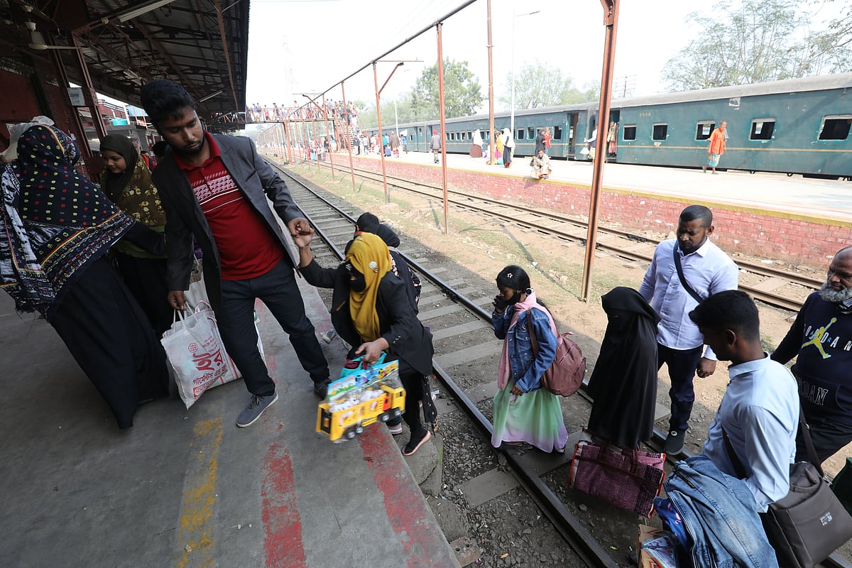 পদচারী–সেতু না থাকায় ঝুঁকি নিয়ে এক প্ল্যাটফর্ম থেকে আরেক প্ল্যাটফর্মে যেতে হয় যাত্রীদের। ১৬ জানুয়ারি দুপুরে সান্তাহার রেলওয়ে জংশন স্টেশনে