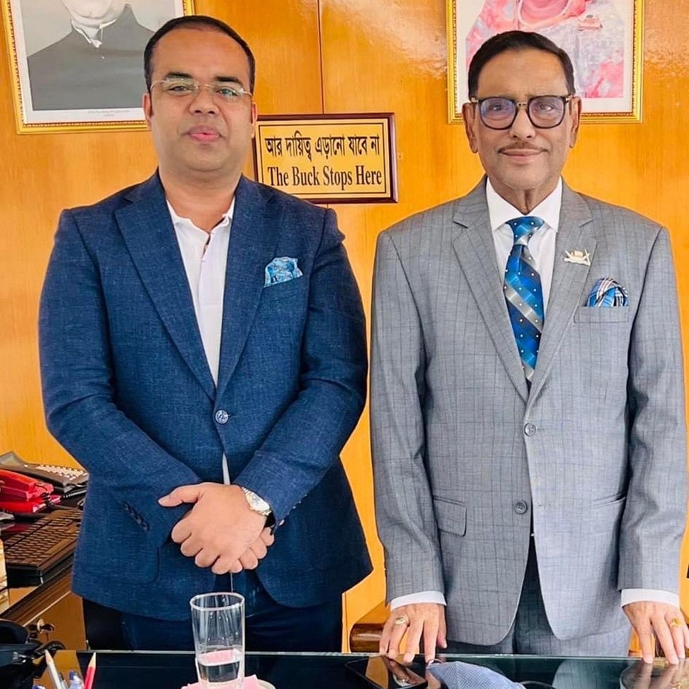 গ্রেপ্তার আসাদুজ্জামান নিজেকে আওয়ামী লীগের সাধারণ সম্পাদক ওবায়দুল কাদেরের ‘পালিত পুত্র’ বলে পরিচয় দিতেন বলে জানিয়েছে পুলিশ