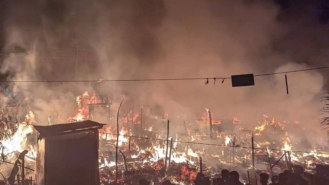 টেকনাফ উপজেলার হ্নীলা ইউনিয়নের নয়াপাড়া মোচনী নিবন্ধিত রোহিঙ্গা আশ্রয়শিবিরে পি-৩ ব্লক অগ্নিকাণ্ড। বৃহস্পতিবার রাত সোয়া ১০টার দিকে।