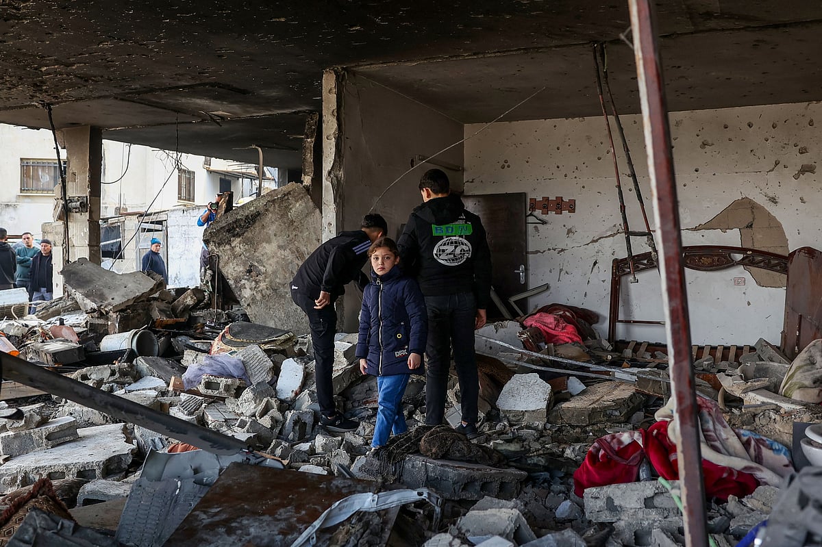 ফিলিস্তিনি শরণার্থীশিবিরে ইসরায়েলি হামলার পর শিশুরা সেখানকার পরিস্থিতি দেখছে। গত বুধবার জেনিনে