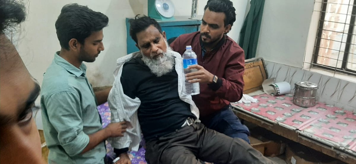 আহত প্রধান শিক্ষককে উদ্ধার করে প্রথমে ঝালকাঠি সদর হাসপাতালে নেওয়া হয়। আজ বৃহস্পতিবার বিকেলে