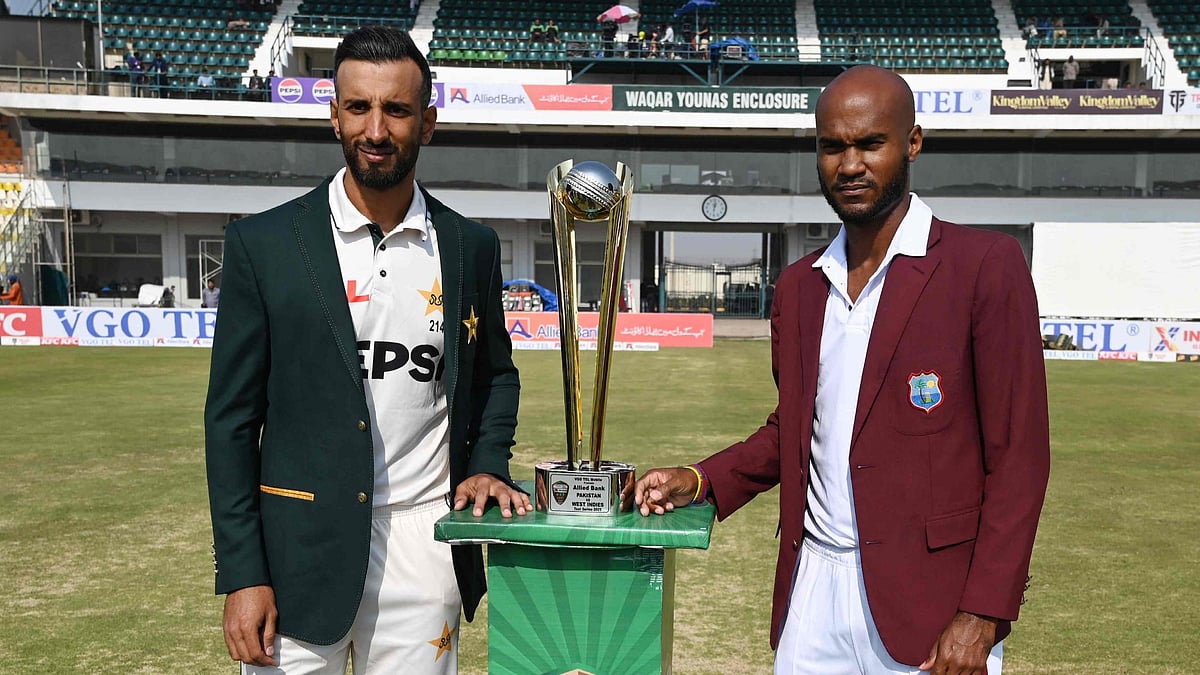 টেস্ট সিরিজের ট্রফি মাঝে রেখে দুই অধিনায়ক পাকিস্তানের শান মাসুদ (বাঁয়ে) এবং ওয়েস্ট ইন্ডিজের ক্রেইগ ব্রাফেট