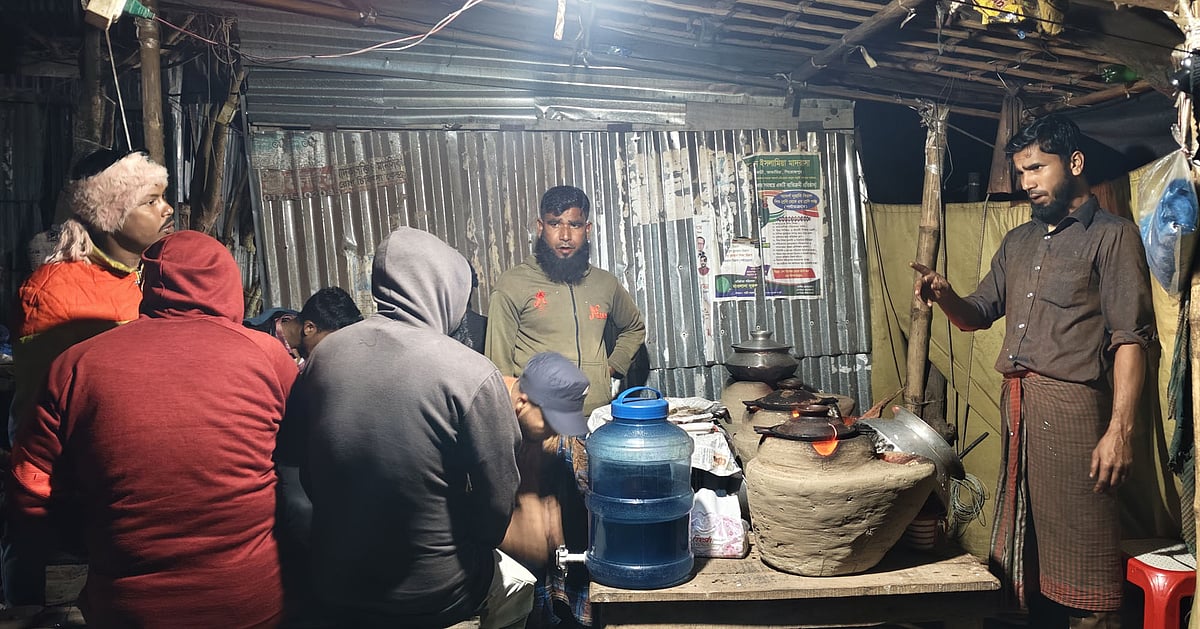 পিরোজপুরের  ভান্ডারিয়া উপজেলায় পিঠা বিক্রির ফাঁকে ক্রেতাদের সঙ্গে গল্প করছেন শরীফ ইসলাম। বুধবার রাতে উপজেলার পিরোজপুর-পাথরঘাটা সড়ক সংলগ্ন চরখালী ফেরিঘাটে