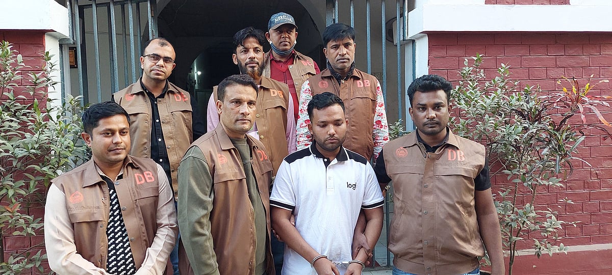 ডিবির হাতে গ্রেপ্তার নাজমুল এহসান