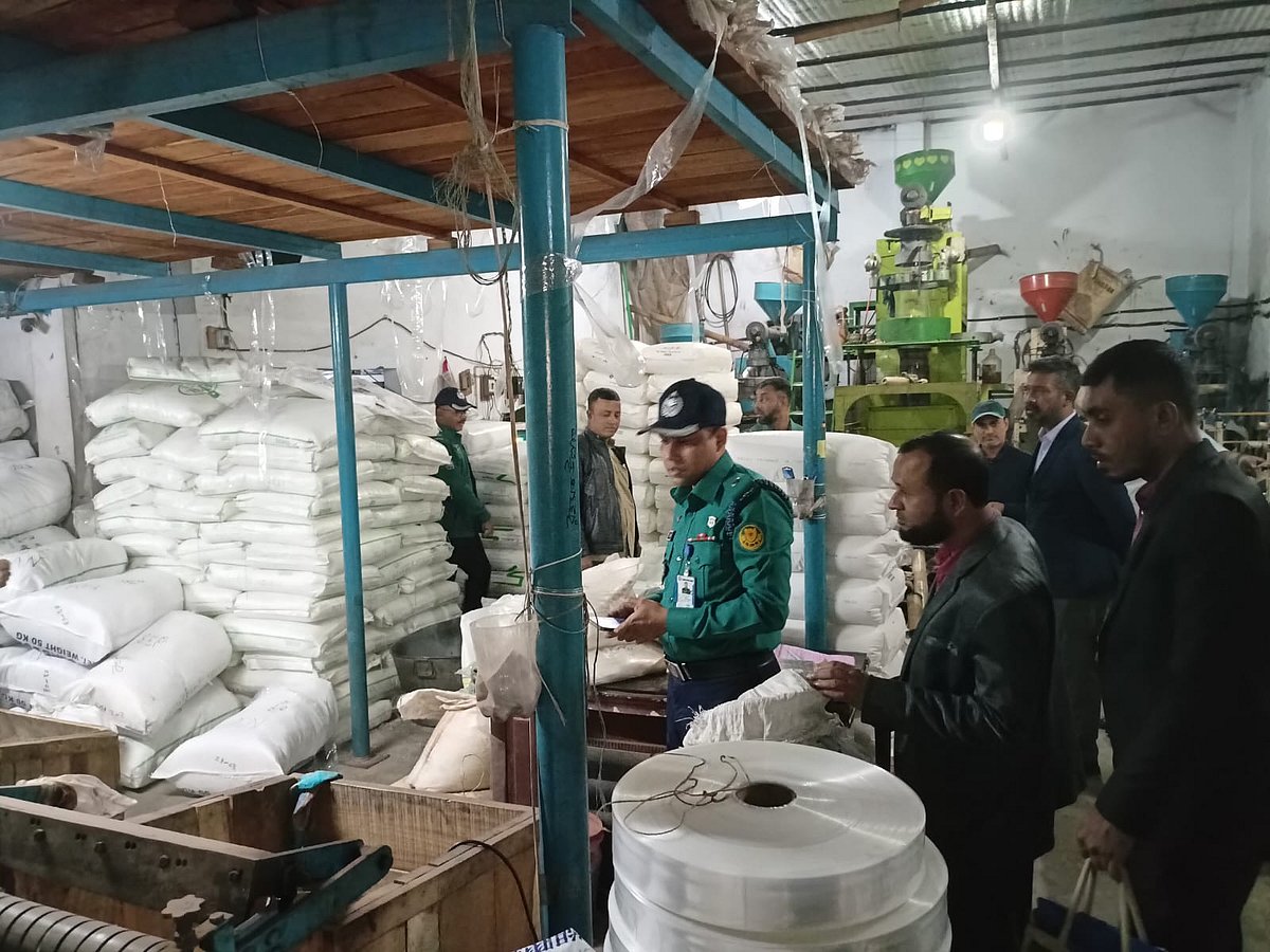 পলিথিন কারখানায় অভিযান চালান ভ্রাম্যমাণ আদালত। আজ রাজধানীর কামরাঙ্গীরচরে