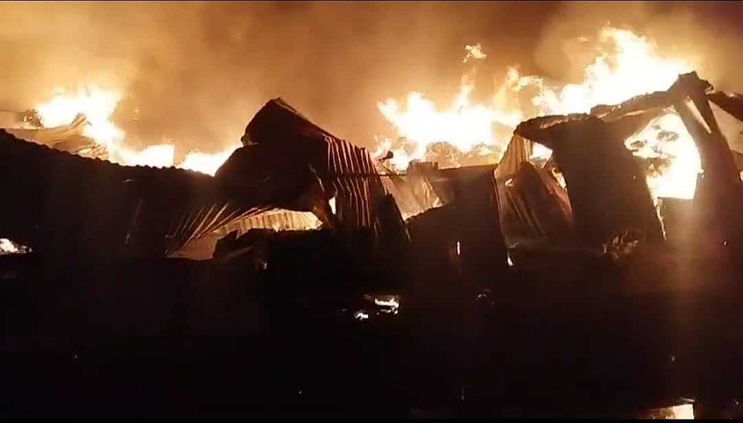 গাজীপুর নগরের কোনাবাড়ী পারিজাত এলাকায় ঝুটের গোডাউনে লাগা আগুন। আজ ভোর চারটার দিকে