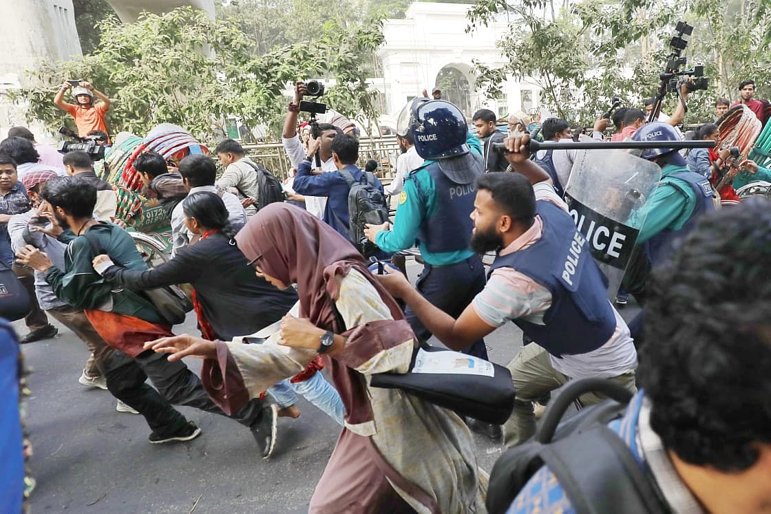 ‘সংক্ষুব্ধ ছাত্র-জনতার’ ব্যানারে একদল বিক্ষোভকারী সচিবালয়ের দিকে যাওয়ার চেষ্টা করলে তাঁদের ধাওয়া করে ছত্রভঙ্গ করে দেয় পুলিশ