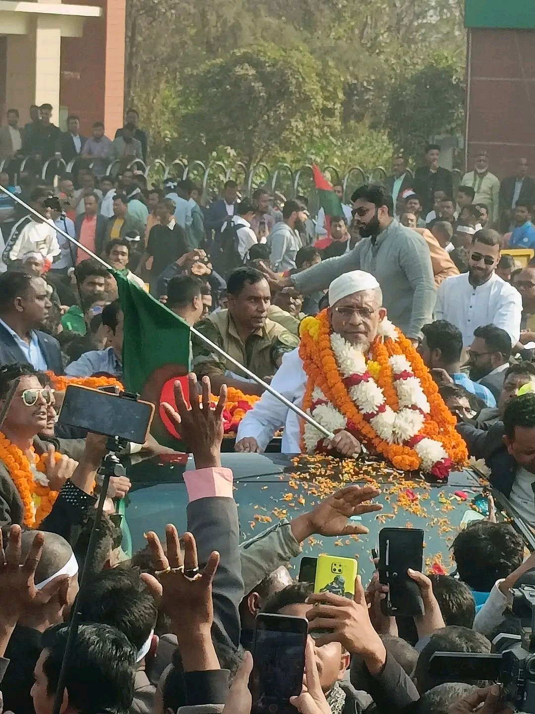 সাবেক স্বরাষ্ট্র প্রতিমন্ত্রী লুৎফুজ্জামান বাবরের কারামুক্তির পর কারা ফটকে অপেক্ষমাণ নেতা-কর্মী ও সমর্থকেরা তাঁকে ফুলের মালা পরিয়ে বরণ করে নেন