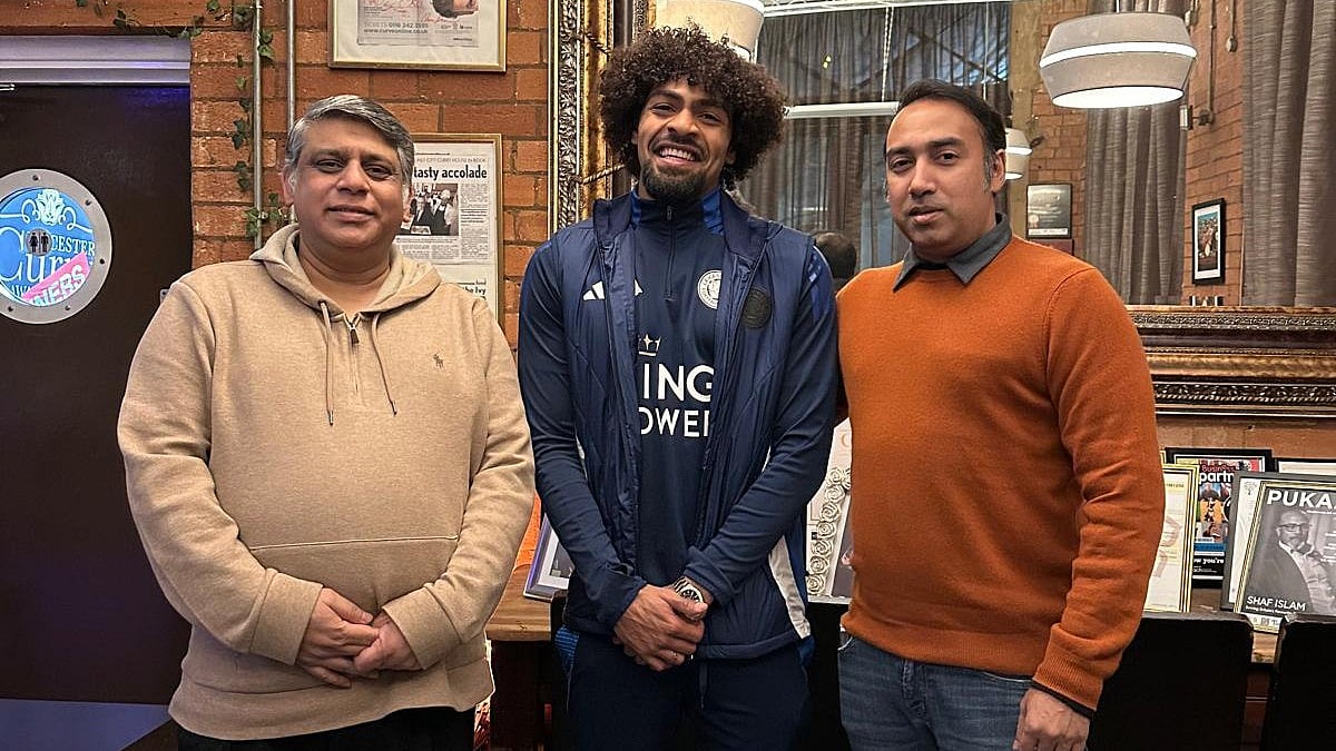 লেস্টারে হামজা চৌধুরীর সঙ্গে বাফুফে সভাপতি তাবিথ আওয়াল (ডানে) ও কার্যনির্বাহী সদস্য ইমতিয়াজ হামিদ