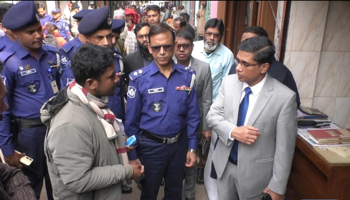 কুষ্টিয়ায় চালের বাজার তদারকিতে মাঠে নেমেছেন জেলা প্রশাসক ও পুলিশ সুপার। বৃহস্পতিবার দুপুরে শহরের বড়বাজার এলাকায়