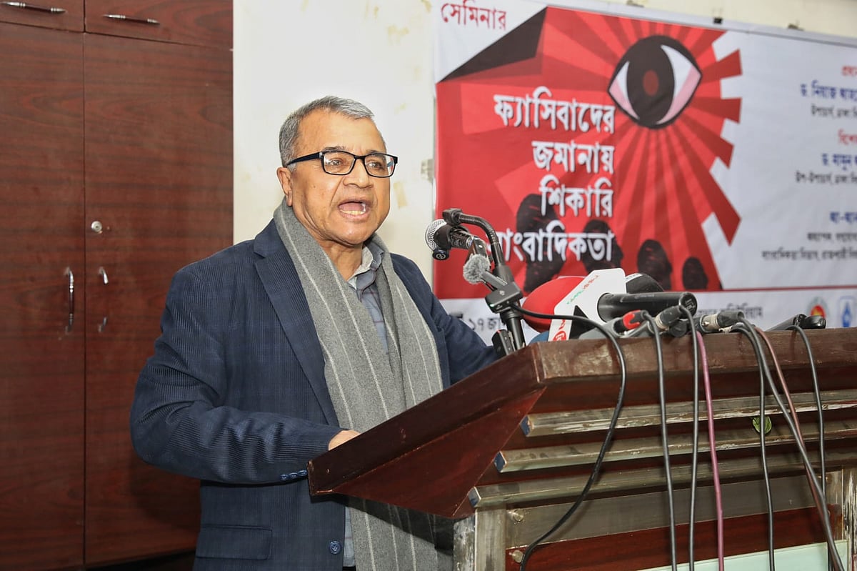 ‘ফ্যাসিবাদের জমানায় শিকারি সাংবাদিকতা’ শীর্ষক সেমিনারে বক্তব্য দেন লেখক-অধ্যাপক সলিমুল্লাহ খান। শুক্রবার বিকেলে ঢাকা বিশ্ববিদ্যালয়ের আর সি মজুমদার মিলনায়তনে