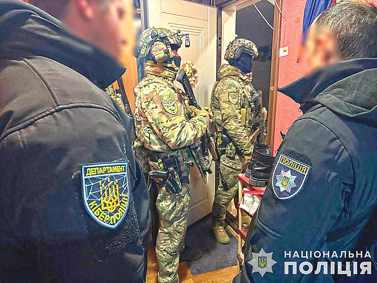 যুদ্ধে যেতে না চাওয়া তরুণদের ধরতে পুলিশের অভিযান। গতকাল ইউক্রেনের পুলিশ ২০০ স্থানে এমন অভিযান পরিচালনা করে