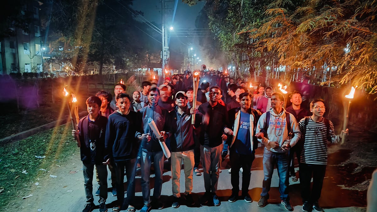 ঢাকায় ‘সংক্ষুব্ধ আদিবাসী ছাত্র–জনতার’ ওপর হামলার প্রতিবাদে রাজশাহী বিশ্ববিদ্যালয়ে মশালমিছিল ও প্রতিবাদ সমাবেশ হয়েছে। গতকাল বৃহস্পতিবার সন্ধ্যায়