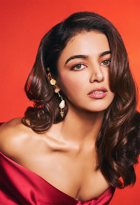 Chiroyli ayollar oyoqlarini yoyishadi Moda TV yalangoch videolar