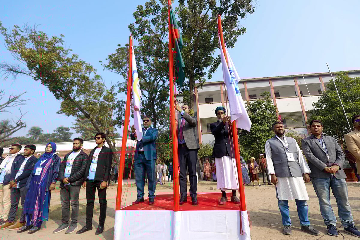 খুলনা জিলা স্কুল মাঠে শুরু হয়েছে ডাচ্-বাংলা ব্যাংক-প্রথম আলো আঞ্চলিক গণিত উৎসব। আজ শুক্রবার সকালে