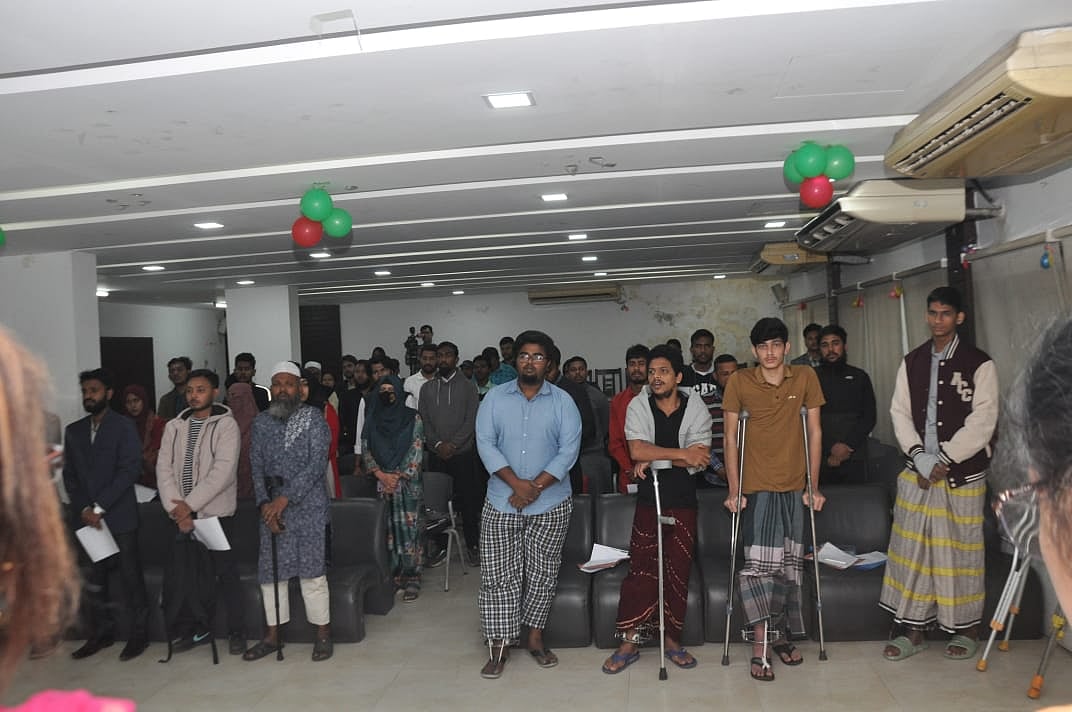 আহত শিক্ষার্থীদের বৃত্তি প্রদান অনুষ্ঠানের উদ্বোধনীতে উপস্থিত ছিলেন আহত শিক্ষার্থী ও বিভিন্ন সংগঠনের কর্মীরা। গতকাল জাতীয় প্রেসক্লাবে