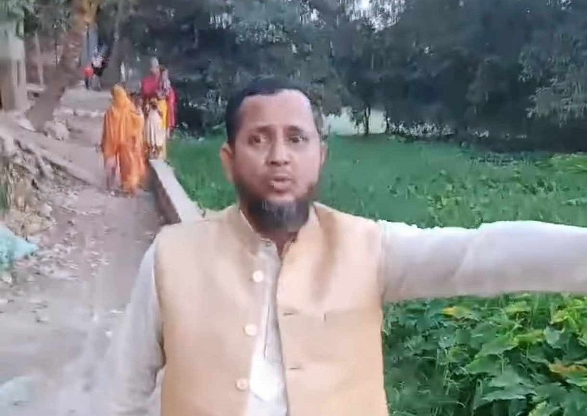 অভিযুক্ত শিক্ষক শাহজাহান। ছবিটি শিশুকে ডোবায় ফেলে দেওয়ার পর ধারণ করা ভিডিও থেকে সংগৃহীত