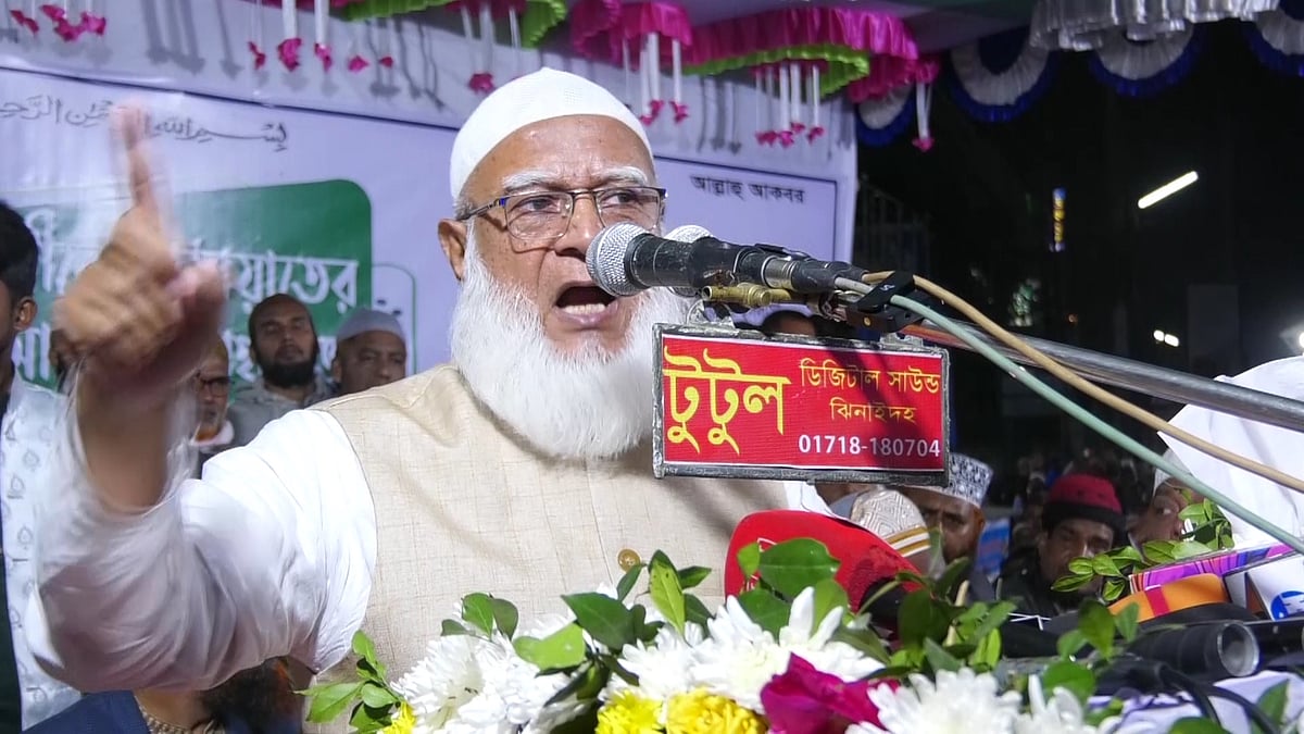 ঝিনাইদহ শহরের পায়রা চত্বরে পথসভায় বক্তব্য দেন জামায়াতে ইসলামীর আমীর। গতকাল বৃহস্পতিবার সন্ধ্যায়