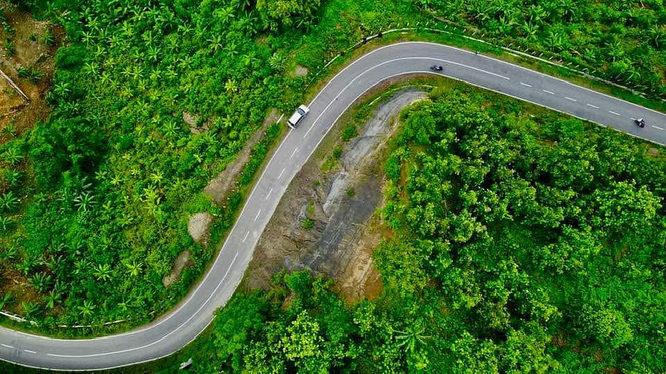 সবুজের মাঝে দৃষ্টিনন্দন সিন্দুকছড়ি সড়ক। সম্প্রতি তোলা