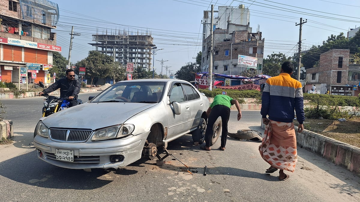 রাজশাহী নগরের বারো রাস্তার মোড়ে তিন ঘণ্টা ব্যবধানে দুই সড়ক দুর্ঘটনা ঘটেছে। শুক্রবার দুপুরের দুর্ঘটনায় ক্ষতিগ্রস্থ গাড়িটি মেরামত করা হচ্ছে