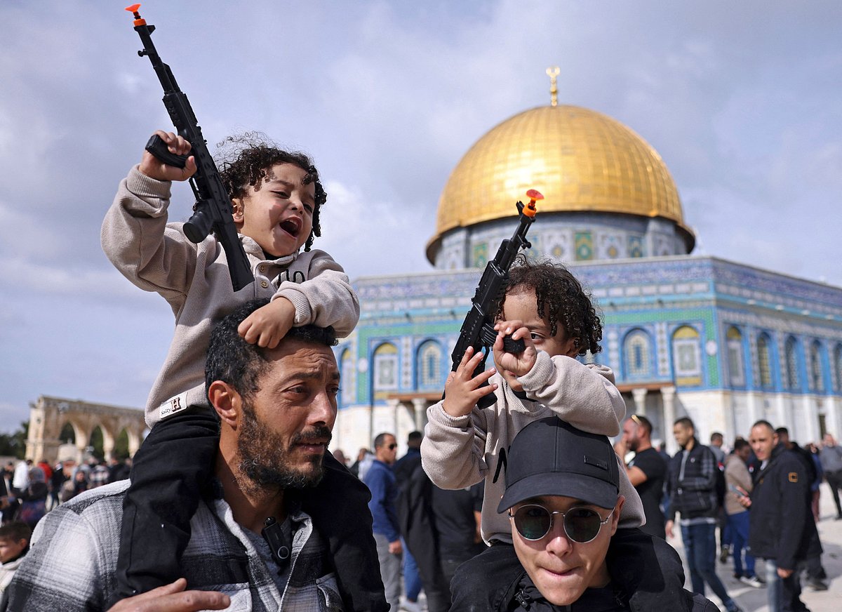 জেরুজালেমে জুমার নামাজের পর খেলনা বন্দুক হাতে উল্লসিত দুই শিশু। এদিন ইসরায়েলের নিরাপত্তাবিষয়ক মন্ত্রিসভার বৈঠকে গাজায় যুদ্ধবিরতির চুক্তি অনুমোদন দেওয়া হয়েছে। বহু কাঙ্ক্ষিত এই যুদ্ধবিরতি আগামী রোববার থেকে কার্যকর হতে পারে। ১৭ জানুয়ারি, ২০২৫