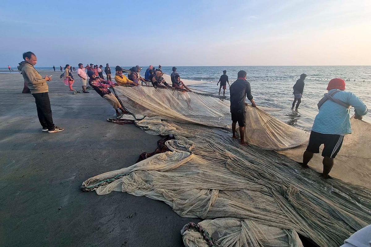 সেন্ট মার্টিন দ্বীপের পূর্বসৈকতে সকালে টানাজালে মাছ ধরছেন জেলেরা। সম্প্রতি তোলা