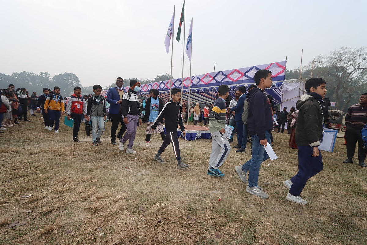 রংপুর জিলা স্কুল মাঠে শুরু হয়েছে ডাচ্‌-বাংলা ব্যাংক-প্রথম আলো আঞ্চলিক গণিত উৎসব। উদ্বোধনী অনুষ্ঠান শেষে শিক্ষার্থীরা দল বেঁধে পরীক্ষা কেন্দ্রে যাচ্ছে। আজ শুক্রবার সকালে